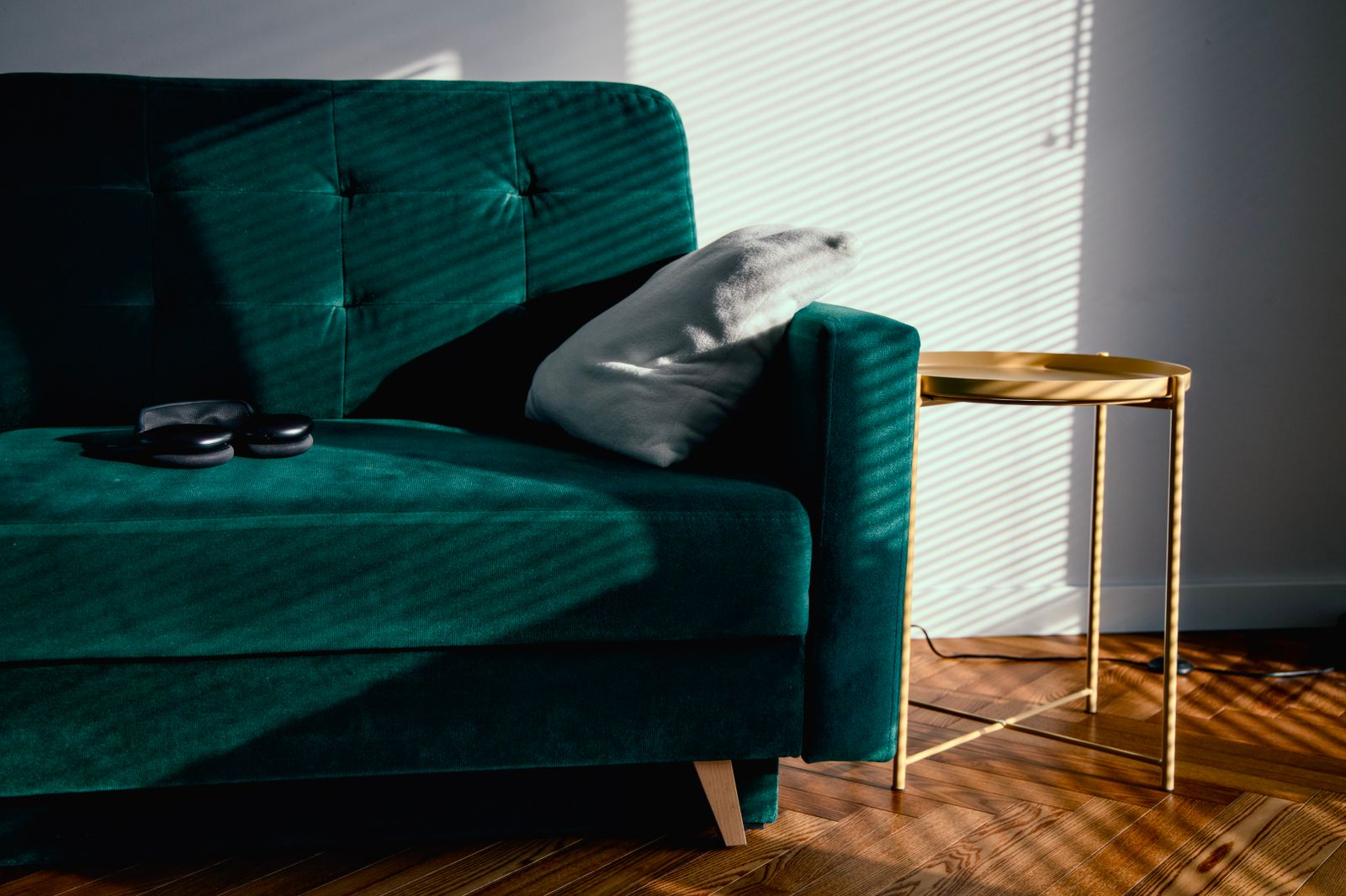 Canapé en velours vert dans un salon lumineux