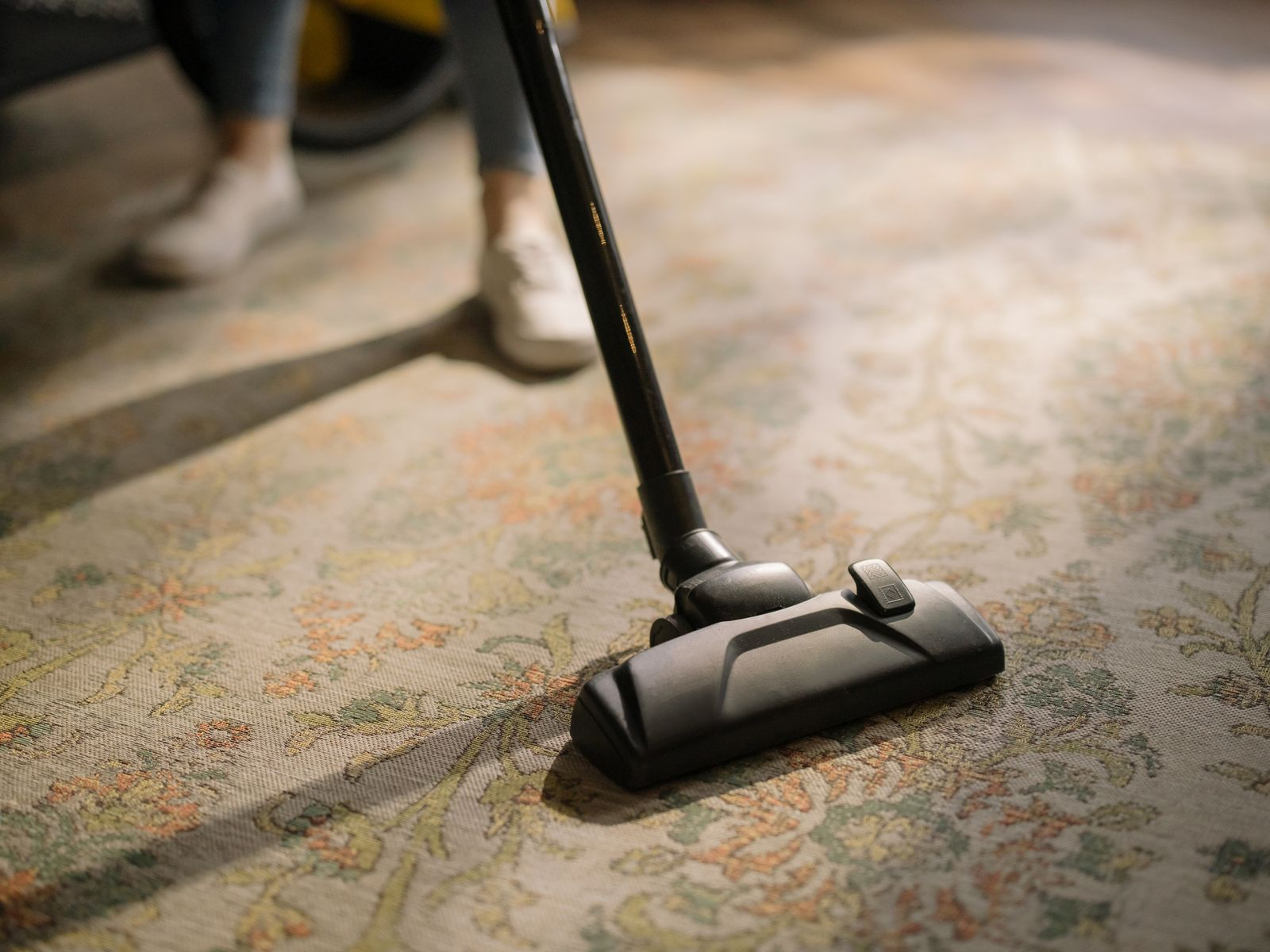Aspirateur passant sur un tapis à motifs