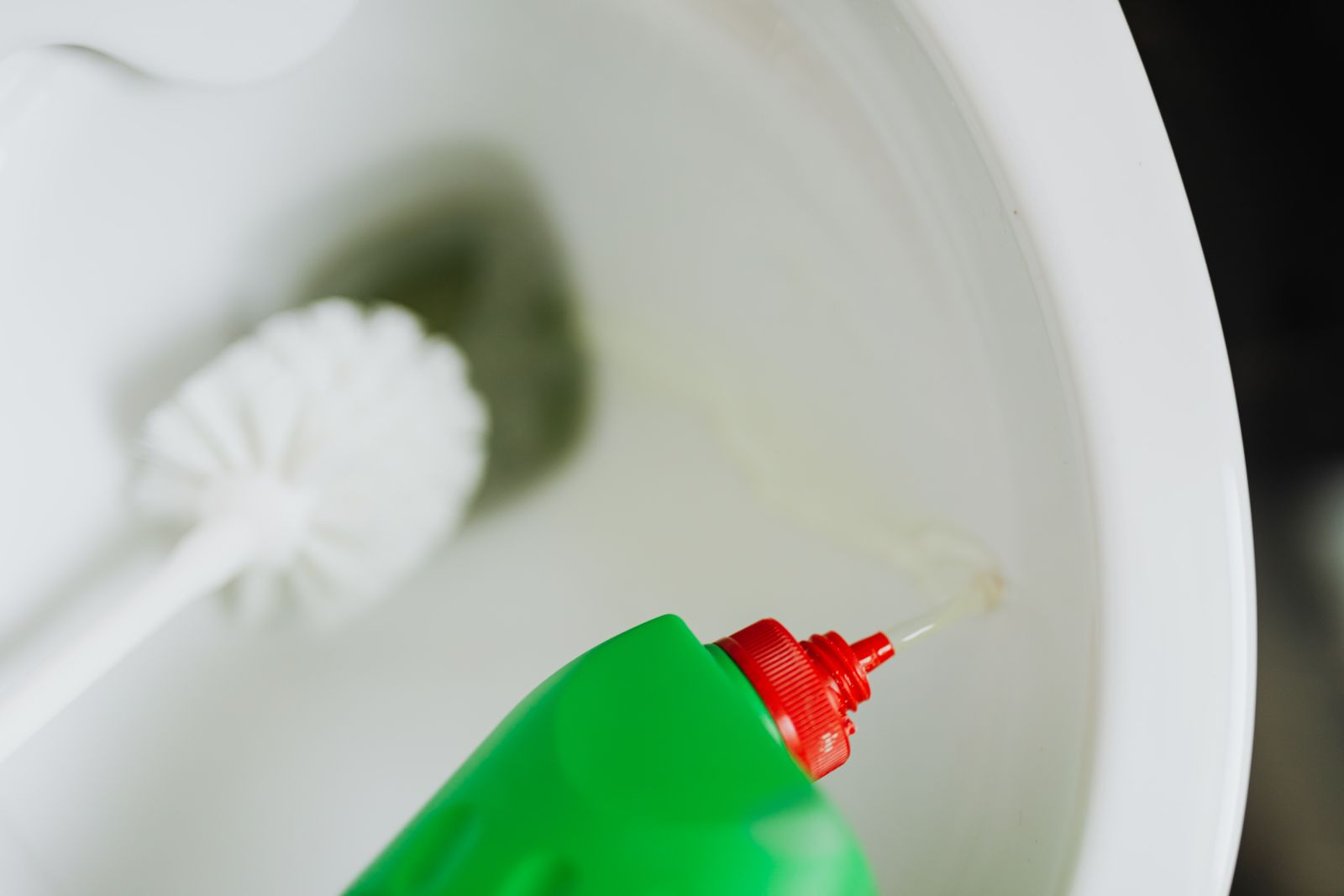 Nettoyer des WC entartrés