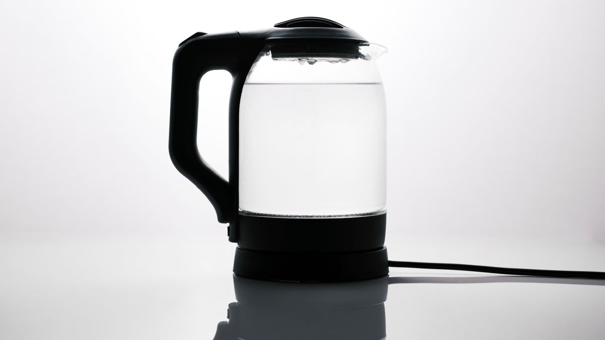 Gros plan sur une bouilloire électrique en verre