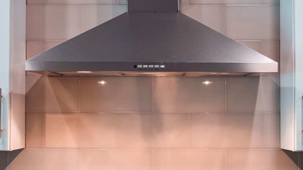 Hotte aspirante installée au-dessus d'une cuisinière