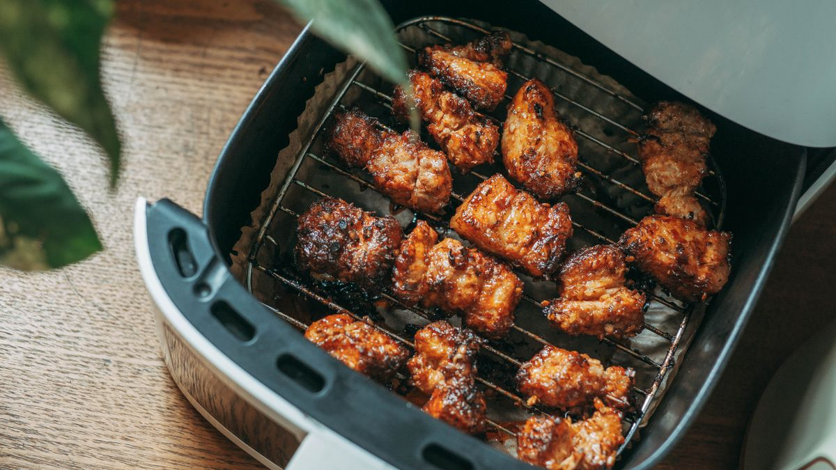 Morceaux de poulet croustillants dans le panier d'un airfryer