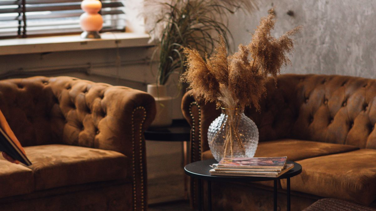 Chaise en bois à côté d'une table en bois dans une pièce lumineuse