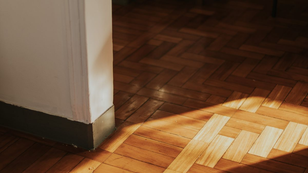 Parquet en bois clair dans une pièce lumineuse et ensoleillée