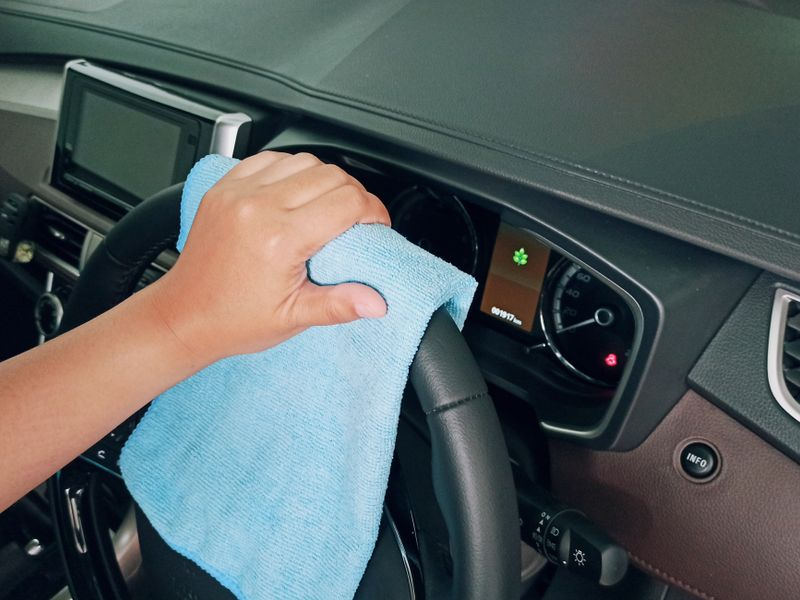 Nettoyage du volant de voiture à la microfibre
